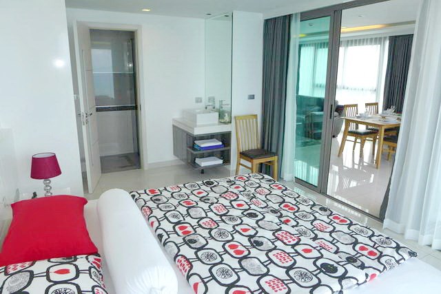 Condominium for rent Wong Amat beach Pattaya showing the master bedroom suite 