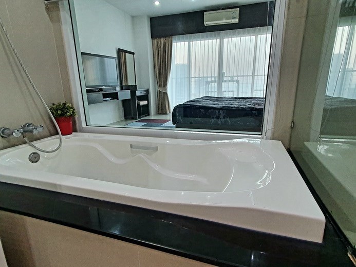 Condominium for rent Wong Amat Pattaya showing the bathtub 