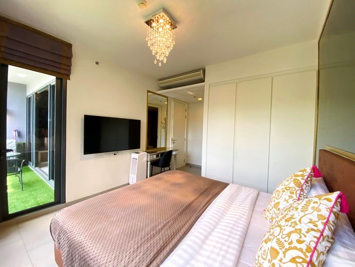 Condominium for rent Wongamat Pattaya showing the bedroom and balcony 