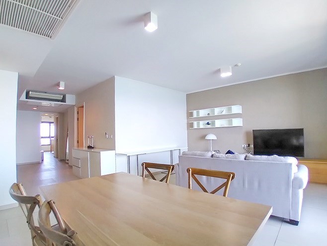 Condominium for rent Wong Amat Pattaya showing the living, dining and kitchen areas 