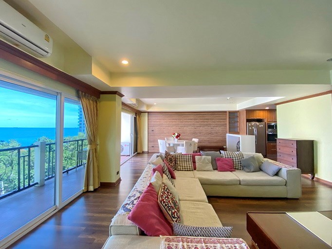 Condominium for rent Wongamat Pattaya showing the living area and sea view 