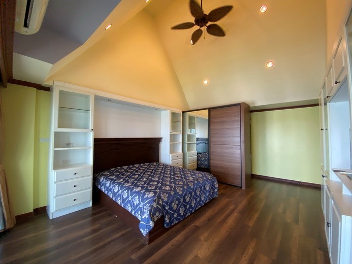 Condominium for rent Wongamat Pattaya showing the master bedroom 