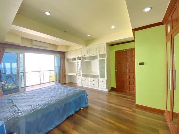 Condominium for rent Wongamat Pattaya showing the second bedroom and balcony 