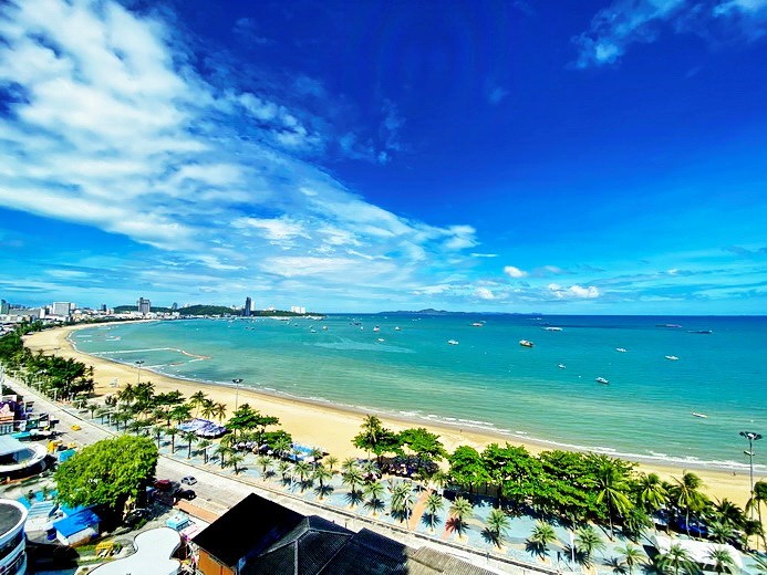 Condominium for rent in Northshore Pattaya Beach showing the sea view 