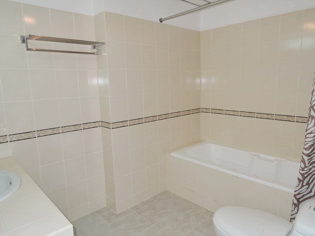 Condominium for rent Jomtien Beach showing a bathroom