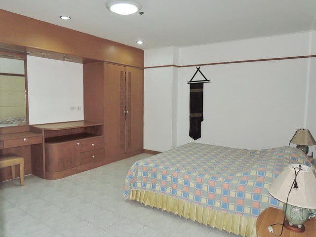 Condominium for rent Jomtien Beach showing the master bedroom