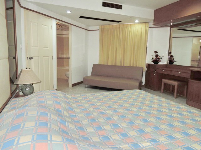 Condominium for rent Jomtien Beach showing the master bedroom suite