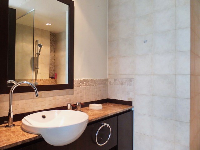 Condominium for rent Northshore Pattaya showing the master bathroom