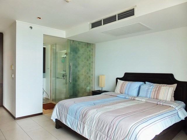 Condominium for rent in Northshore Pattaya showing the master bedroom suite
