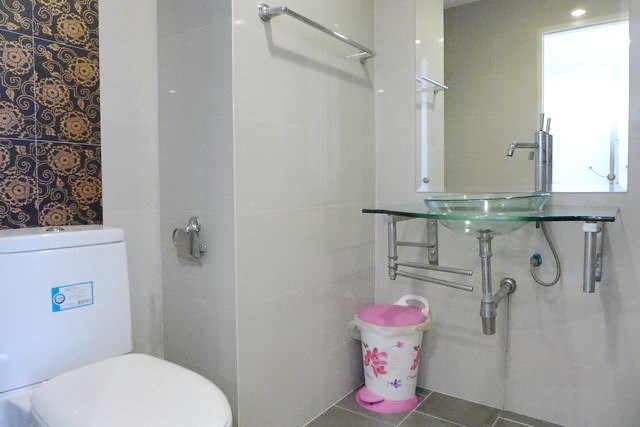 Condominium for Rent Pattaya showing the bathroom Condominium for Rent Pattaya showing the bathroom