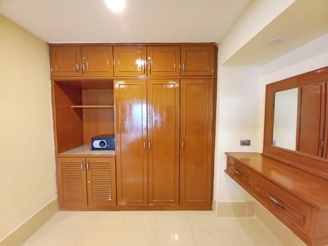 Condominium for rent Pratumnak Pattaya showing the dressing area Condominium for rent Pratumnak Pattaya showing the dressing area