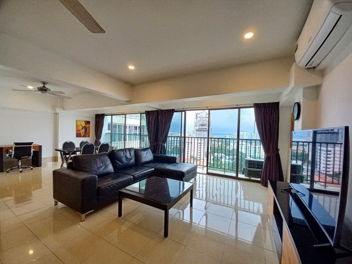 Condominium for rent Pratumnak Pattaya showing the living and dining areas Condominium for rent Pratumnak Pattaya showing the living and dining areas