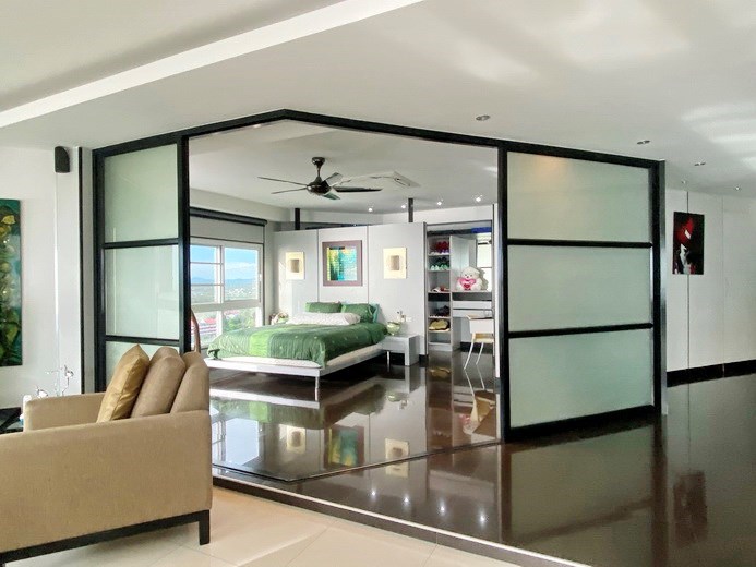 Condominium for sale Ban Amphur showing the master bedroom 