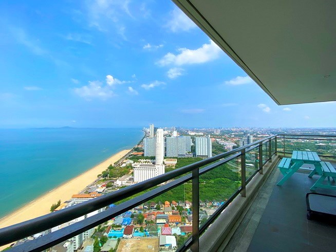 Condominium for sale Jomtien showing the balcony and terrace 