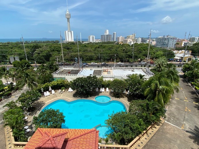 Condominium for sale Jomtien showing the pool and sea views 