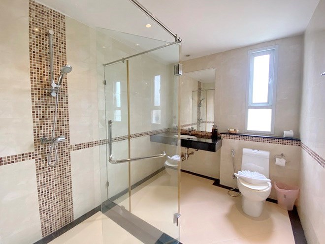 Condominium for sale Jomtien showing the bathroom 