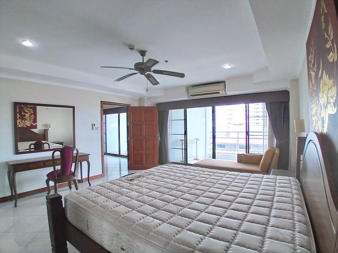 Condominium for sale Jomtien showing the bedroom and balcony 