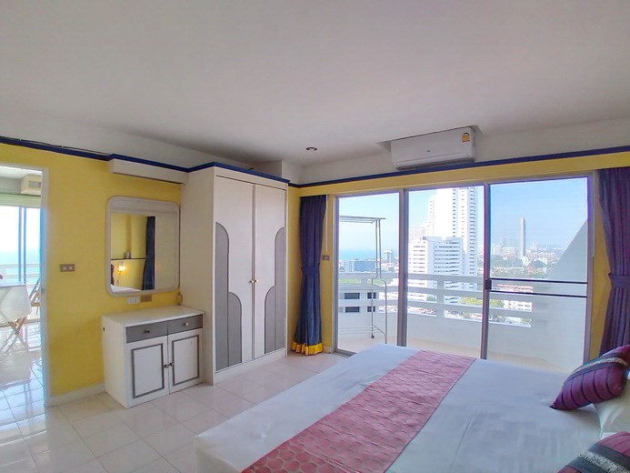 Condominium for sale Jomtien showing the bedroom and wardrobes 