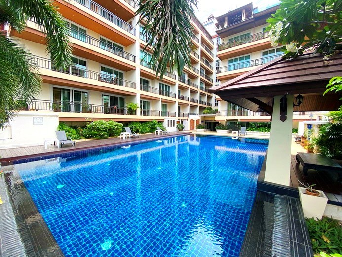 Condominium for sale Jomtien showing the communal pool 