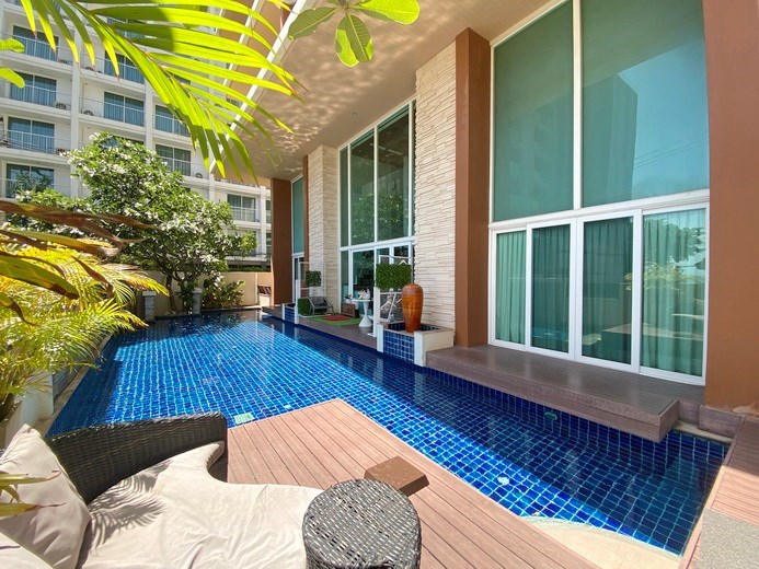 Condominium for sale Jomtien showing the communal pool 