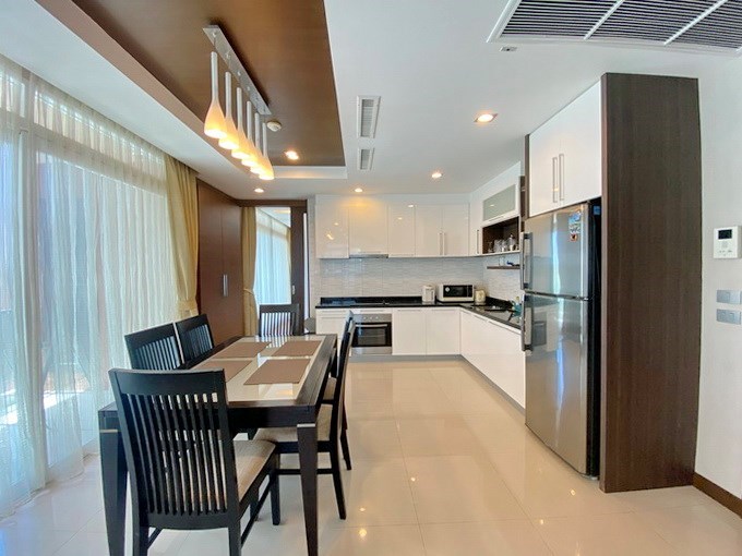 Condominium for sale Jomtien showing the dining and kitchen areas 