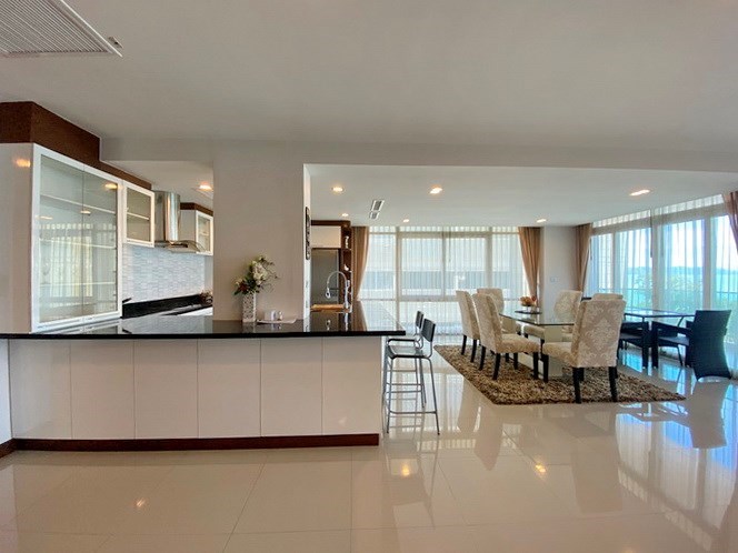 Condominium for sale Jomtien showing the dining and kitchen areas 