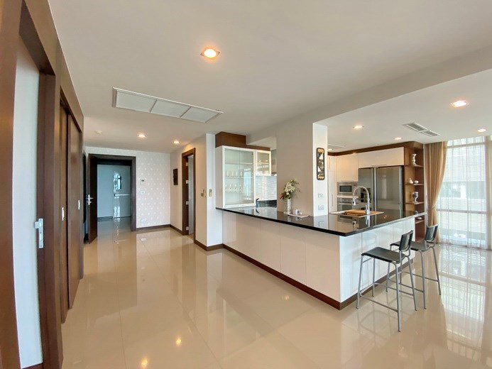 Condominium for sale Jomtien showing the entrance and kitchen area 