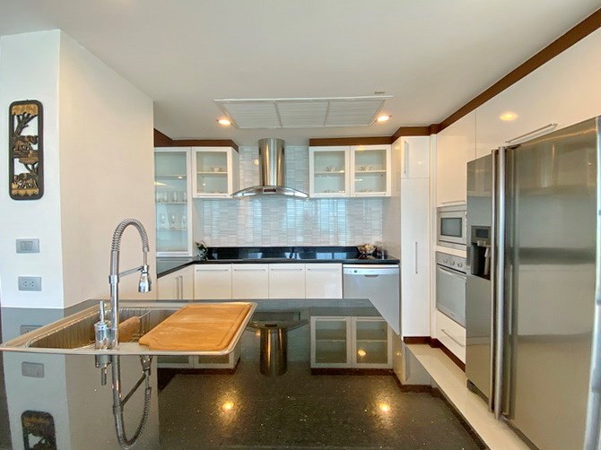 Condominium for sale Jomtien showing the kitchen