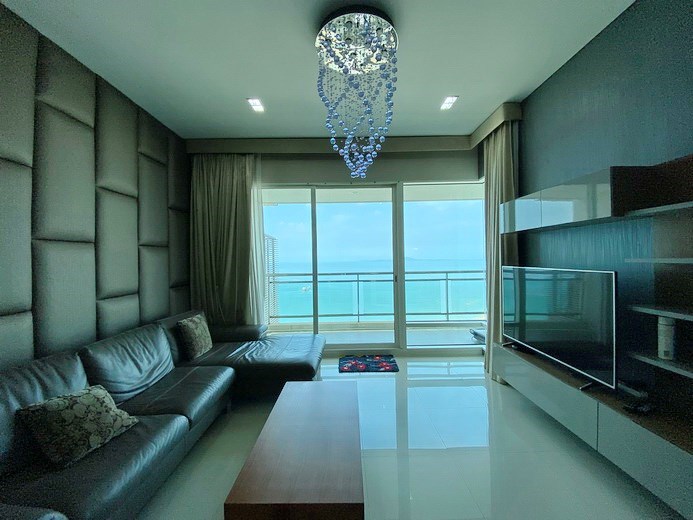 Condominium for sale Jomtien showing the living area 