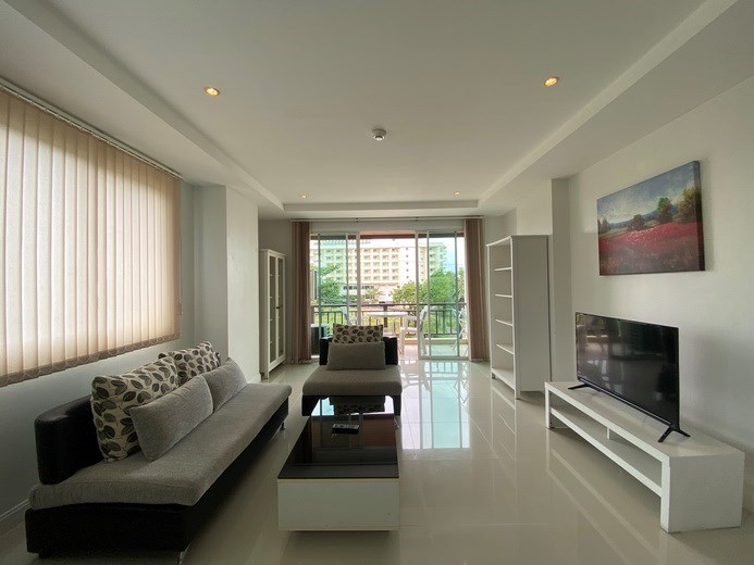 Condominium for sale Jomtien showing the living area and balcony 