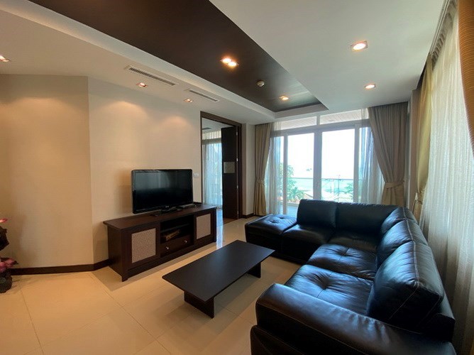 Condominium for sale Jomtien showing the living area and balcony 