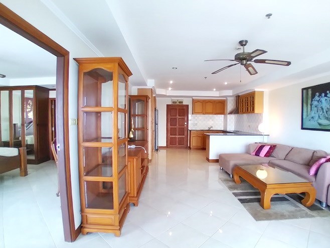 Condominium for sale Jomtien showing the living room 