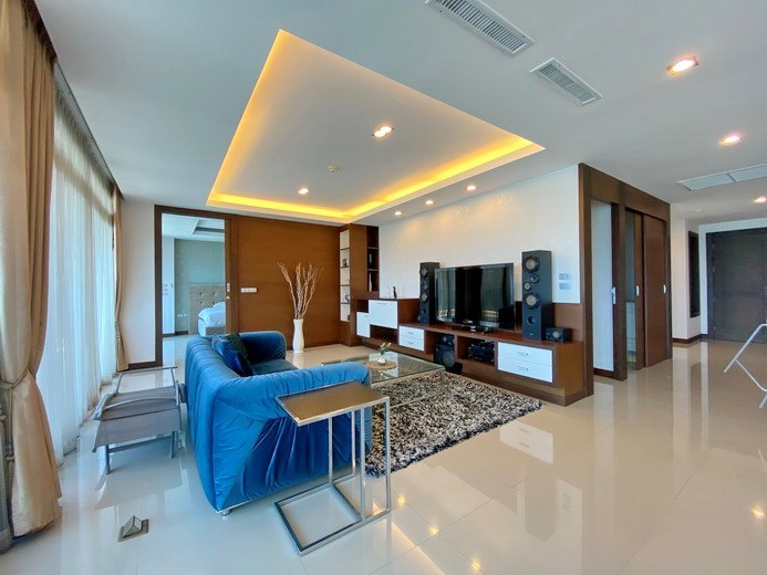 Condominium for sale Jomtien showing the living room 