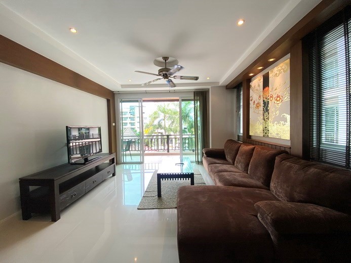 Condominium for sale Jomtien showing the living area and balcony 