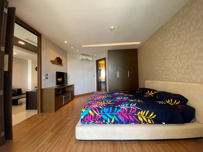 Condominium for sale Jomtien showing the master bedroom suite 