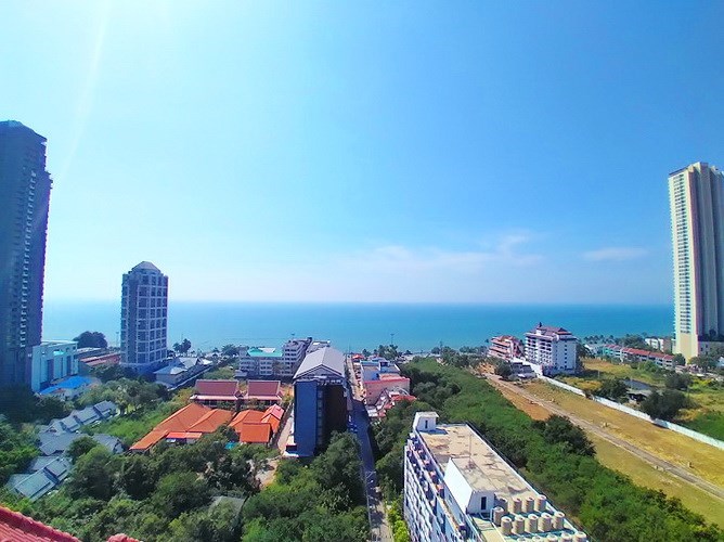 Condominium for sale Jomtien showing the sea view  