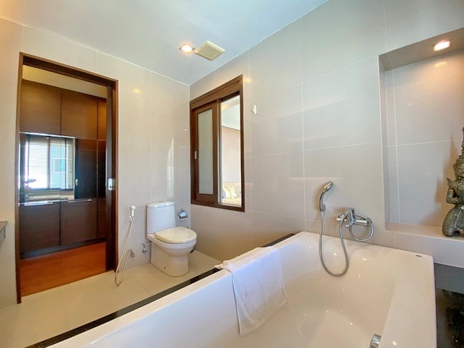 Condominium for sale Jomtien showing the second bathroom and wardrobes 