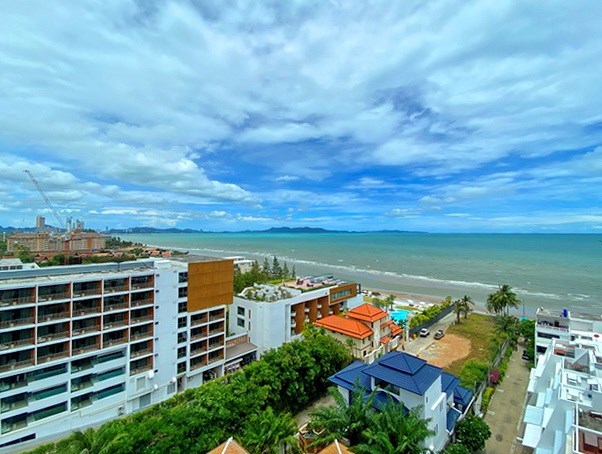 Condominium for sale Na Jomtien showing the sea view 