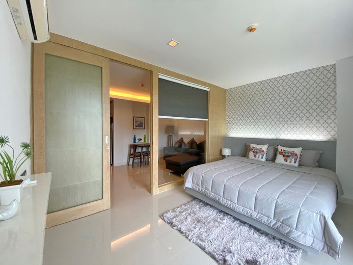 Condominium for sale Na Jomtien showing the sleeping area 