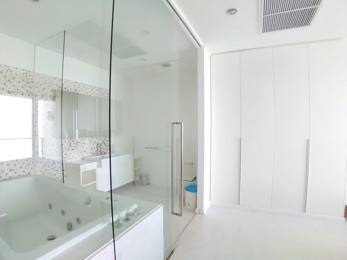 Condominium for sale Northpoint Pattaya showing the master bathroom Condominium for sale Northpoint Pattaya showing the master bathroom
