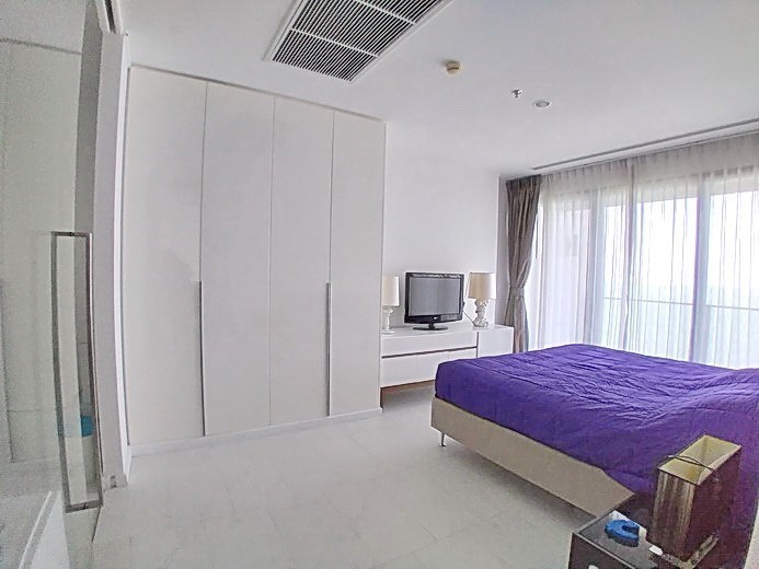 Condominium for sale Northpoint Pattaya showing the master bedroom and wardrobes Condominium for sale Northpoint Pattaya showing the master bedroom and wardrobes