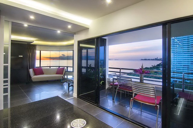 Condominium for sale Ocean Marina Pattaya showing the master bedroom and balcony Condominium for sale Ocean Marina Pattaya showing the master bedroom and balcony