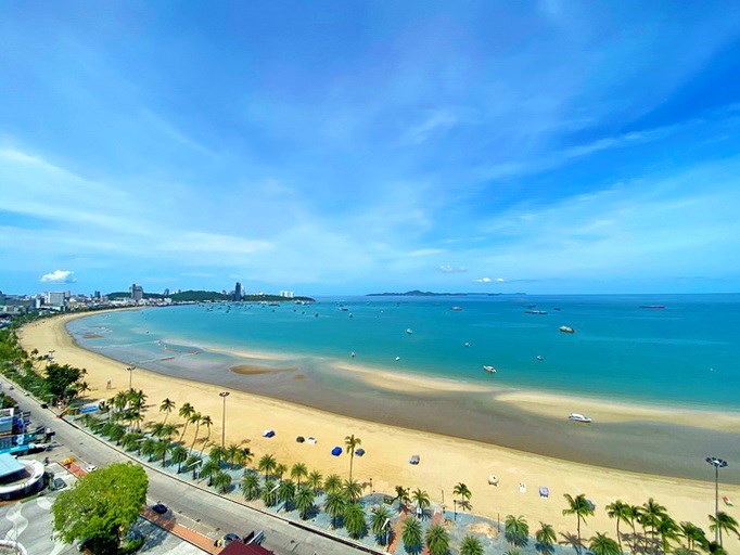 Condominium for sale Pattaya showing the Pattaya beach balcony view