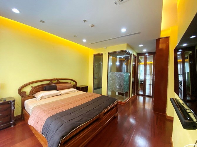 Condominium for Sale Pattaya showing the bedroom suite 