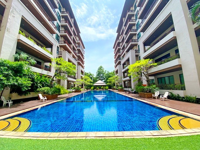 Condominium for Sale Pattaya showing the communal pool 