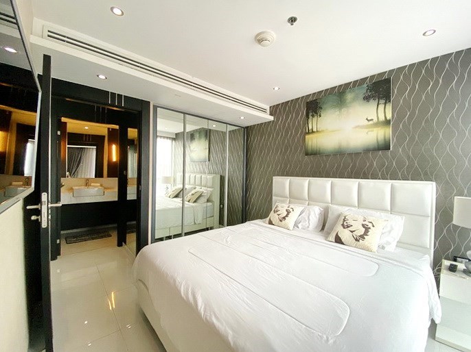 Condominium for sale Pratumnak Hill showing the bedroom and wardrobes 