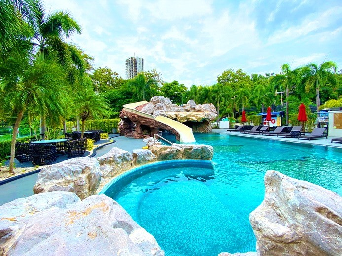 Condominium for sale Pratumnak Hill showing the large communal pool 