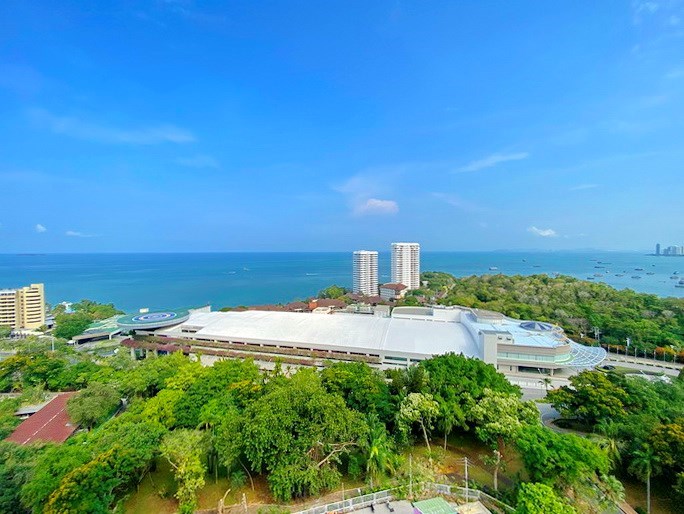 Condominium for sale Pratumnak Hill showing the sea view  