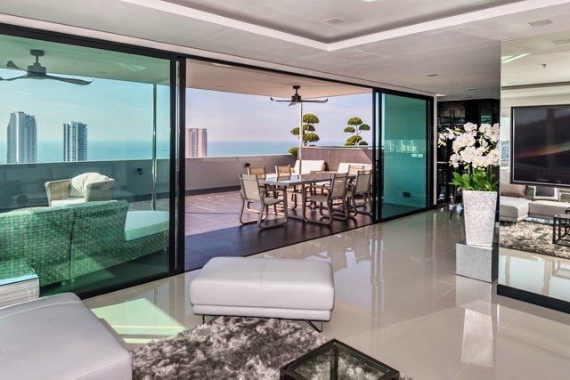 Condominium for sale Pratumnak Pattaya showing the large balcony Condominium for sale Pratumnak Pattaya showing the large balcony