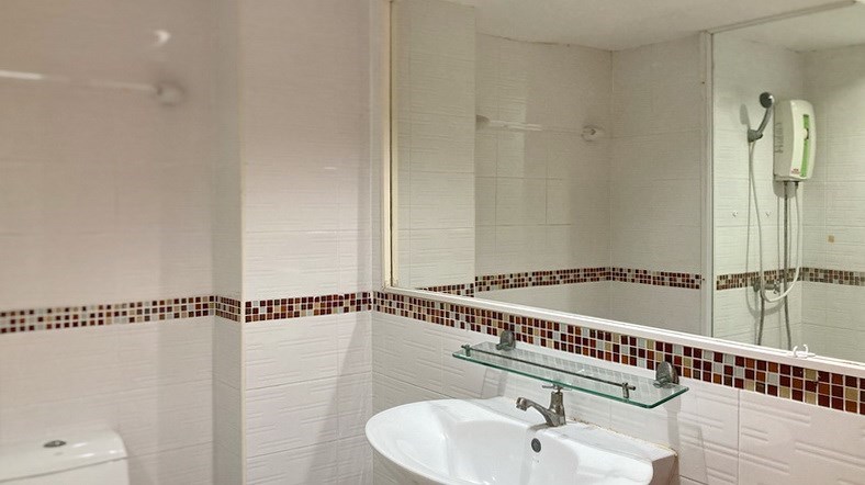Condominium for sale Pratumnak Pattaya showing the bathroom Condominium for sale Pratumnak Pattaya showing the bathroom